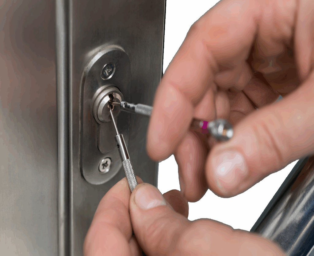 lockpicker-fixing-door-handle-at-home-334rfk2